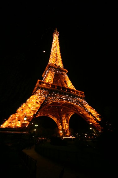 Iluminação da Torre Eiffel é um espetáculo a parte