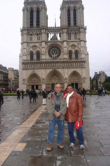 Tucunaré e este blogueiro emfrente a Catedral de Notre Dame