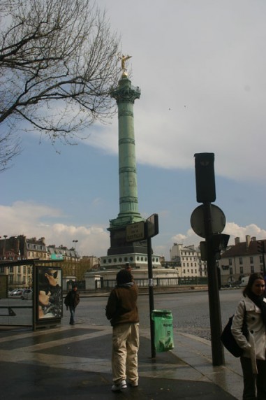 Vista panorâmica da "Colonne de Juillet" na Praça da Bastilha 